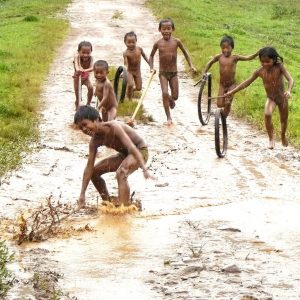 children-playing-in-the-rain-cool-life-pictures.jpg_1ispab
